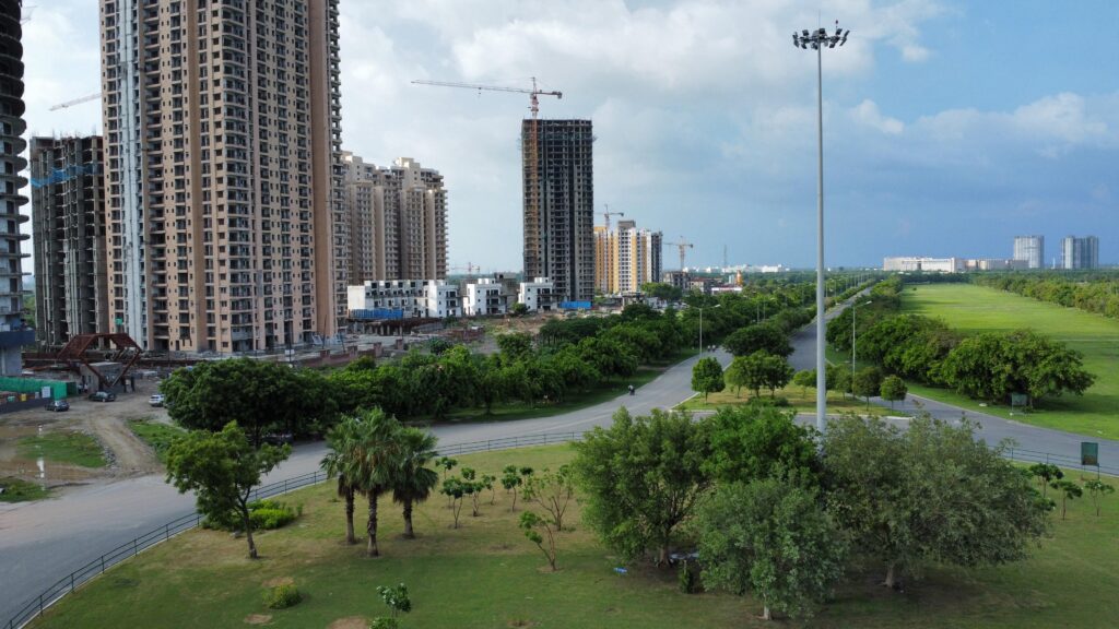 solitairian city Yamuna Expressway